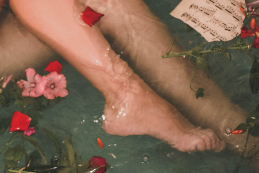 Re-energize your mind & feet with these amazing DIY Essential Oil - Foot Soaks